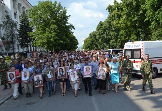 Траурные мероприятия в годовщину авиаудара по зданию Луганской ОГА