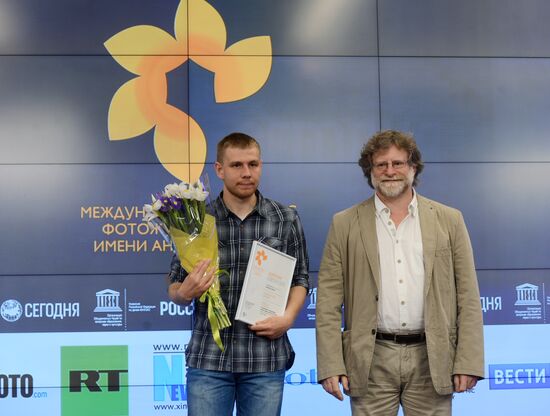 Церемония награждения победителя и призеров Международного конкурса фотожурналистики имени Андрея Стенина