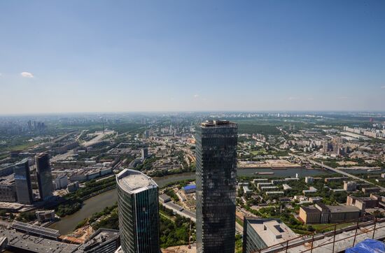 Строительство купола небоскреба в центре делового квартала "Москва-Сити"