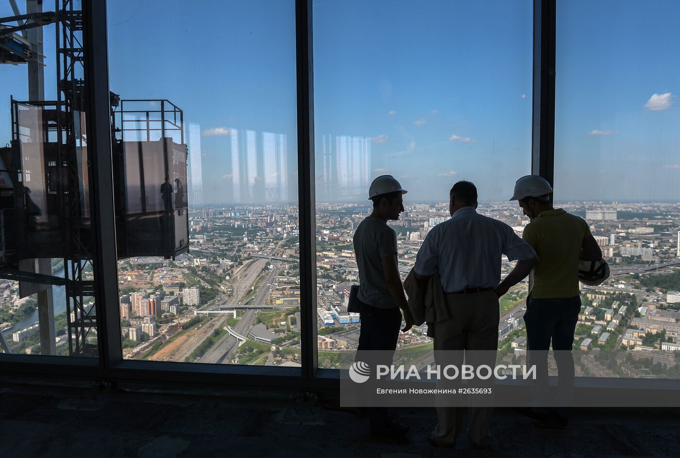 Строительство купола небоскреба в центре делового квартала "Москва-Сити"