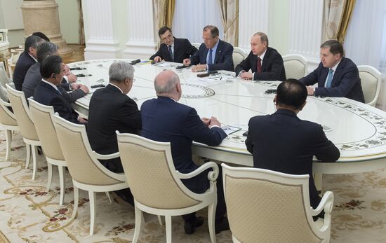Президент РФ В.Путин принял в Кремле участников заседания Совета глав МИД стран ШОС
