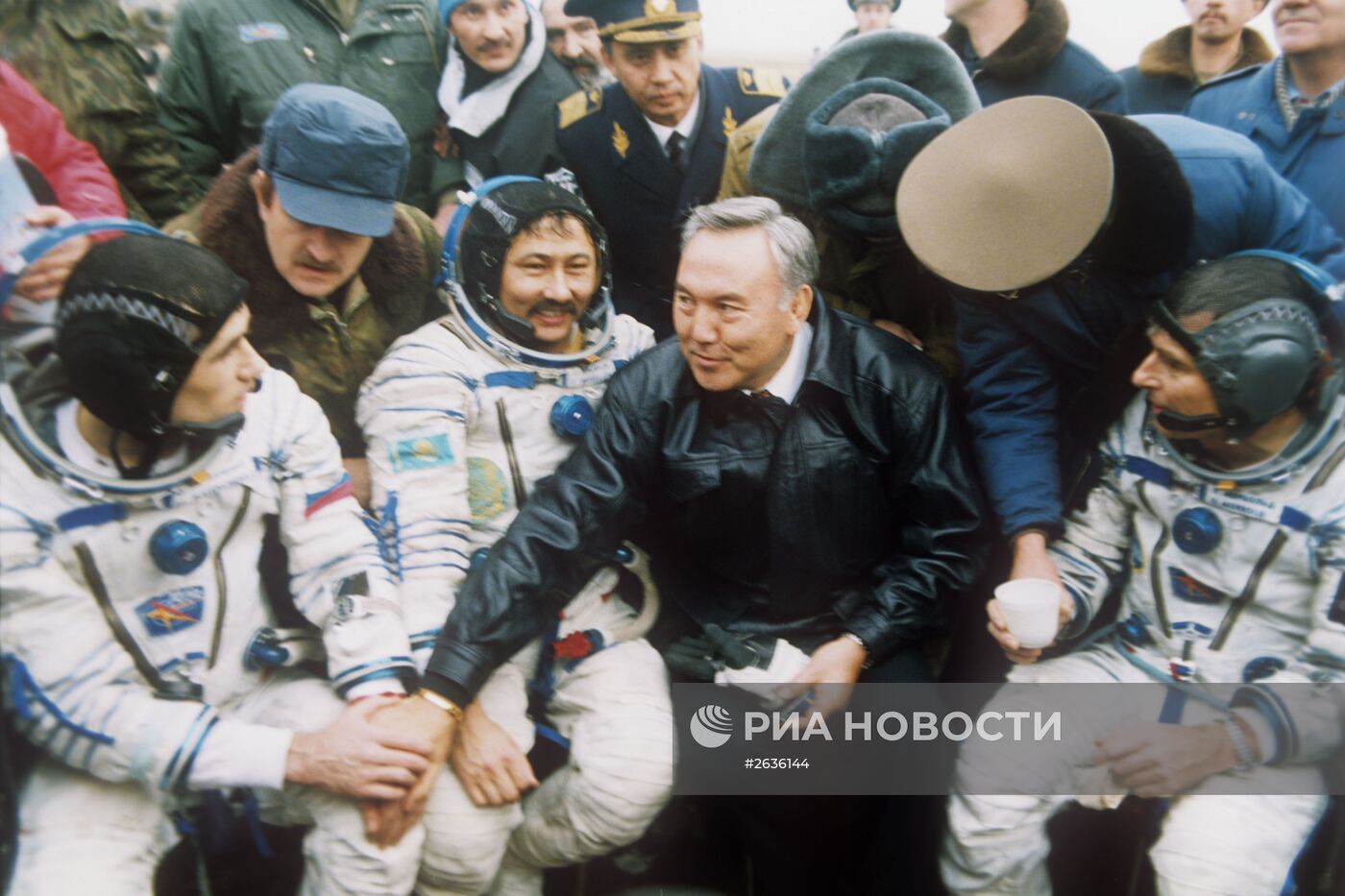 Нурсултан Назарбаев поздравляет космонавтов