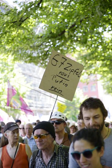 Акция протеста в Мюнхене, приуроченная к саммиту G-7