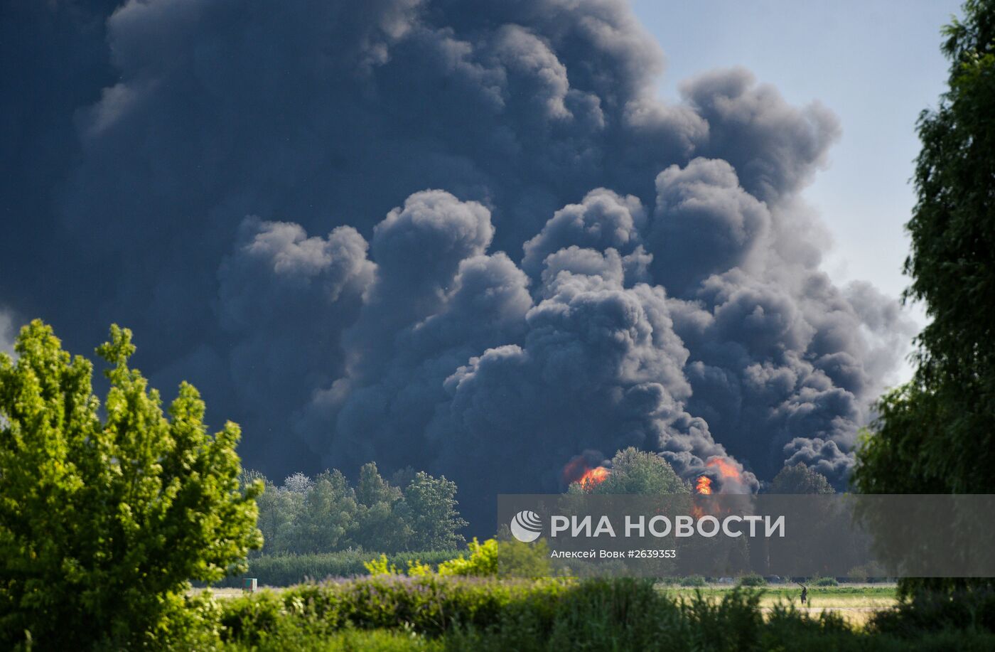 Пожар на нефтебазе в Киевской области