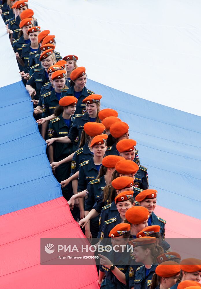Церемония развертывания самого большого Флага России
