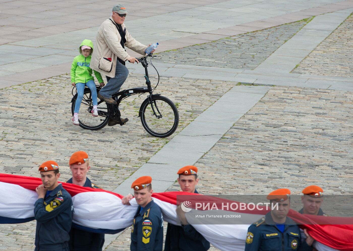 Церемония развертывания самого большого Флага России