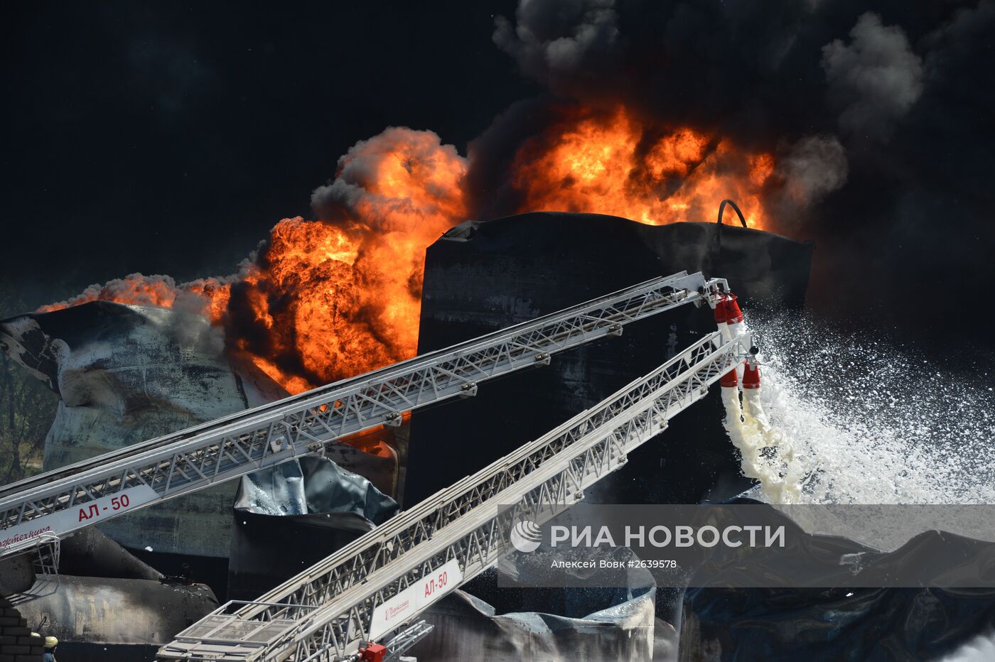 Пожар на нефтебазе в Киевской области