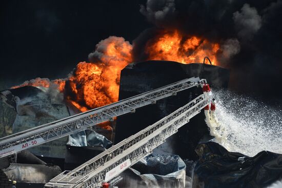 Пожар на нефтебазе в Киевской области