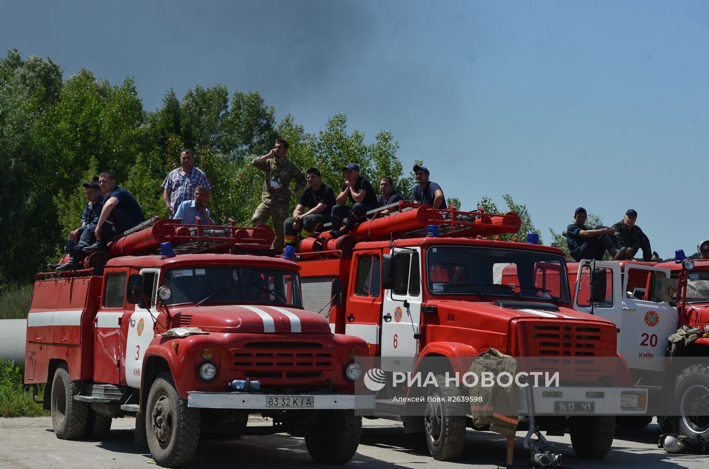 Пожар на нефтебазе в Киевской области