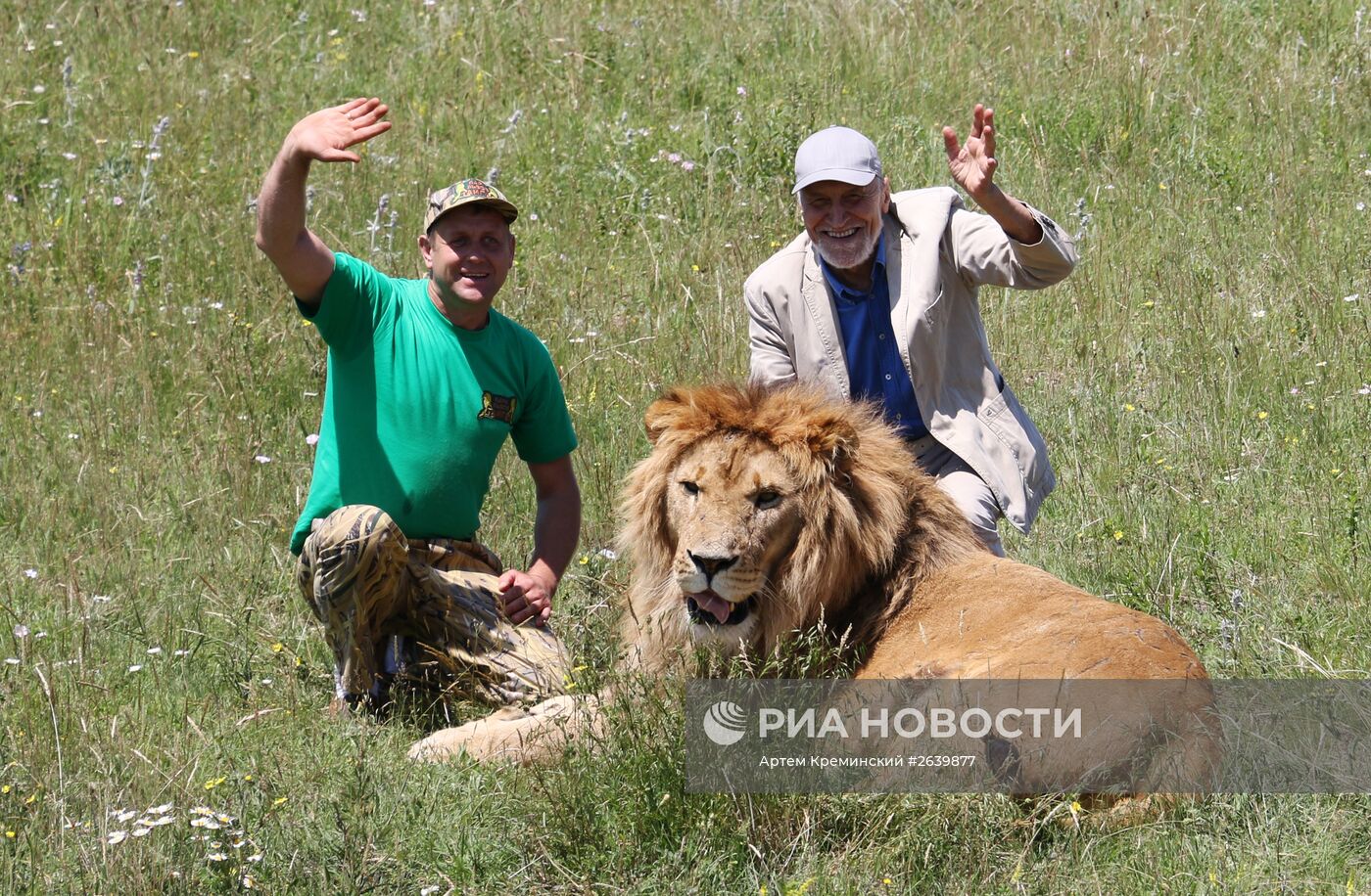 Николай Дроздов на съемках программы "В мире животных" в крымском сафари-парке "Тайган"