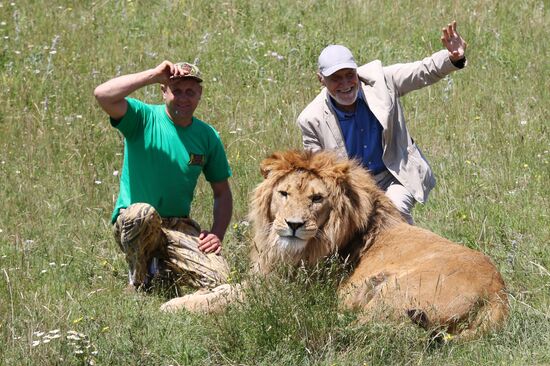 Николай Дроздов на съемках программы "В мире животных" в крымском сафари-парке "Тайган"
