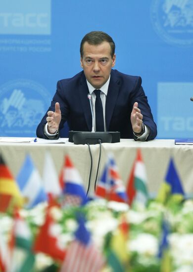 Премьер-министр РФ Д. Медведев принял участие в работе XVII Всемирного конгресса русской прессы
