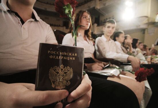 Торжественное вручение паспортов в Севастополе