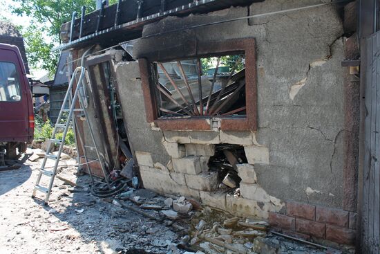 Последствия обстрелов поселка Октябрьский в Донецке