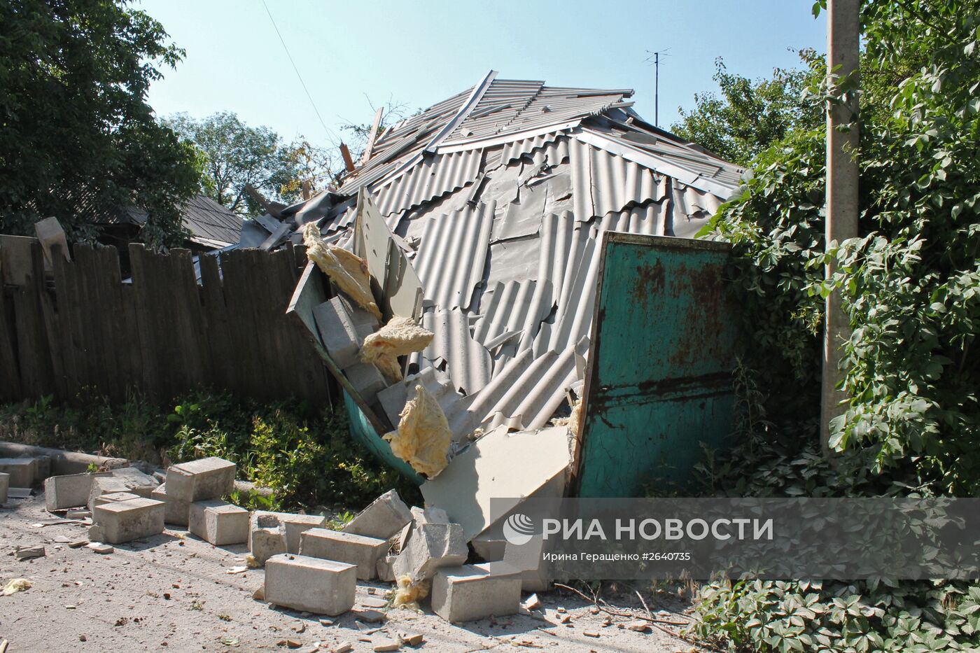 Последствия обстрелов поселка Октябрьский в Донецке