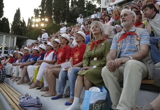 "Встреча поколений" в Международном детском центре "Артек" в Крыму