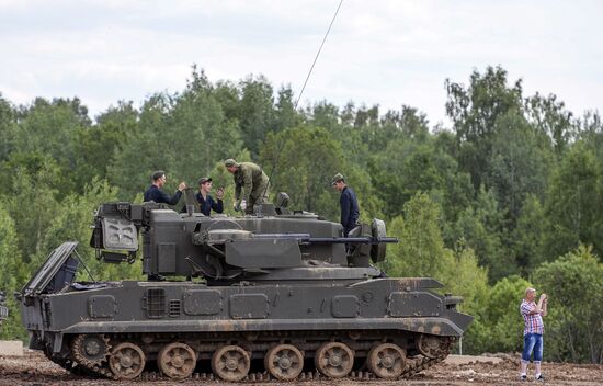 Международный военно-технический форум "АРМИЯ-2015". День второй