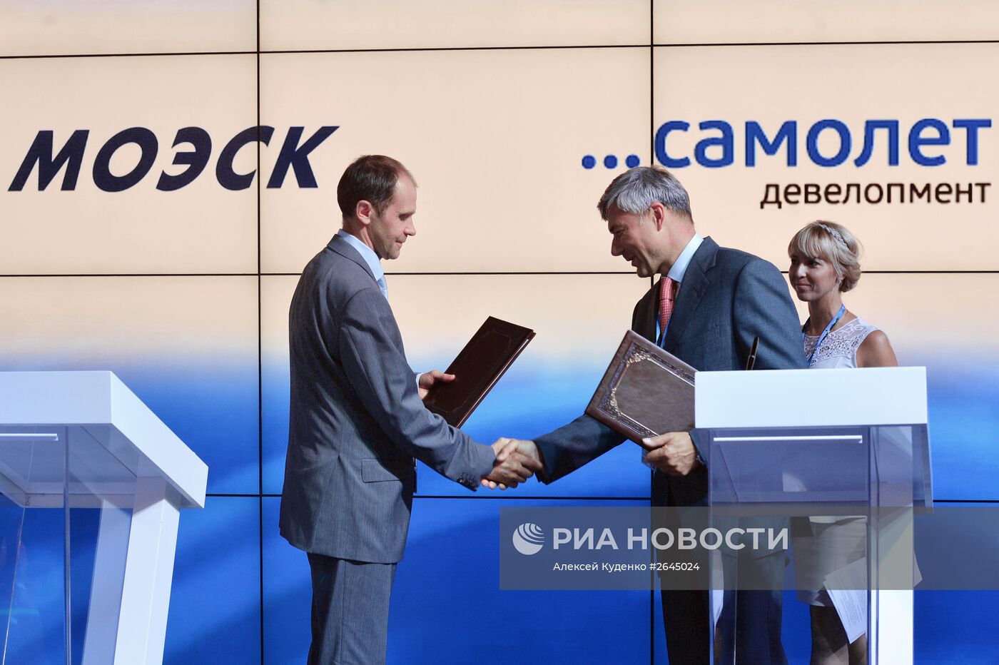 Церемония подписания соглашения между АО "Газпромбанк" и ОАО МОЭСК в рамках ПМЭФ 2015