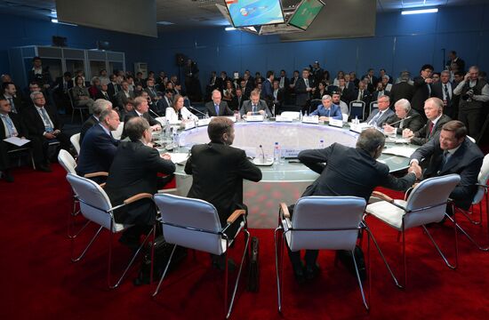 Деловой круглый стол "Взаимоотношение по формуле ЕС-ЕАЭС: Взгляд бизнеса" в рамках ПМЭФ 2015