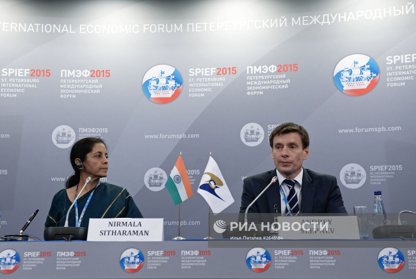 Церемония подписания соглашения между Министерством торговли и промышленности Индии и Евразийской экономической комиссией в рамках ПМЭФ 2015