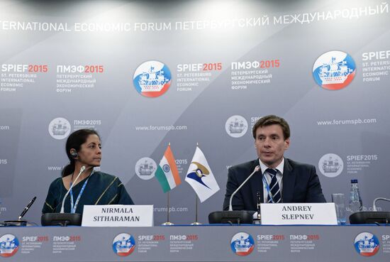 Церемония подписания соглашения между Министерством торговли и промышленности Индии и Евразийской экономической комиссией в рамках ПМЭФ 2015