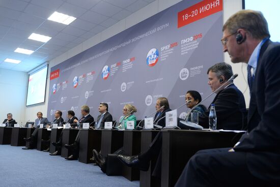 Панельная сессия "ЕАЭС в глобальном мире" в рамках ПМЭФ 2015