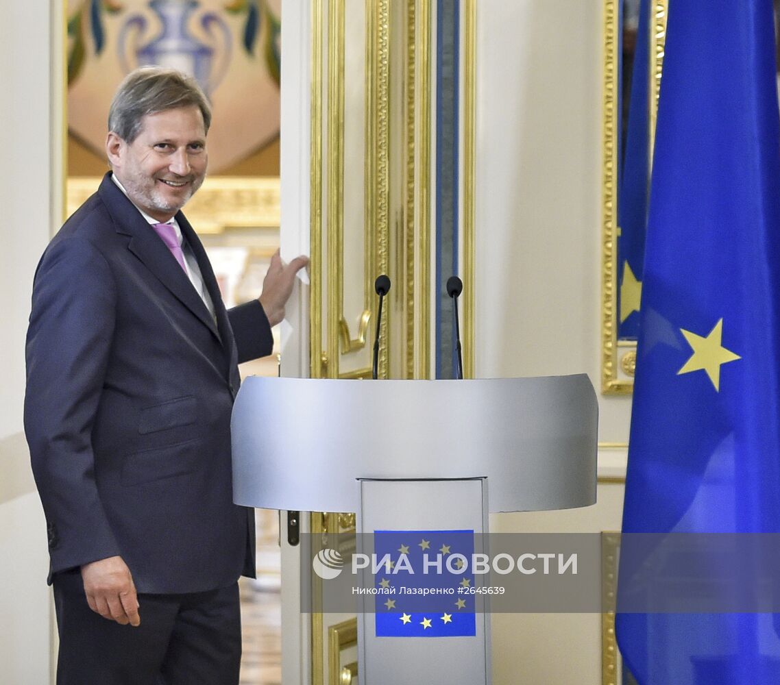 Встреча президента Украины Петра Порошенко и комиссара ЕС по вопросам европейской политики соседства Йоханнес Хана в Киеве