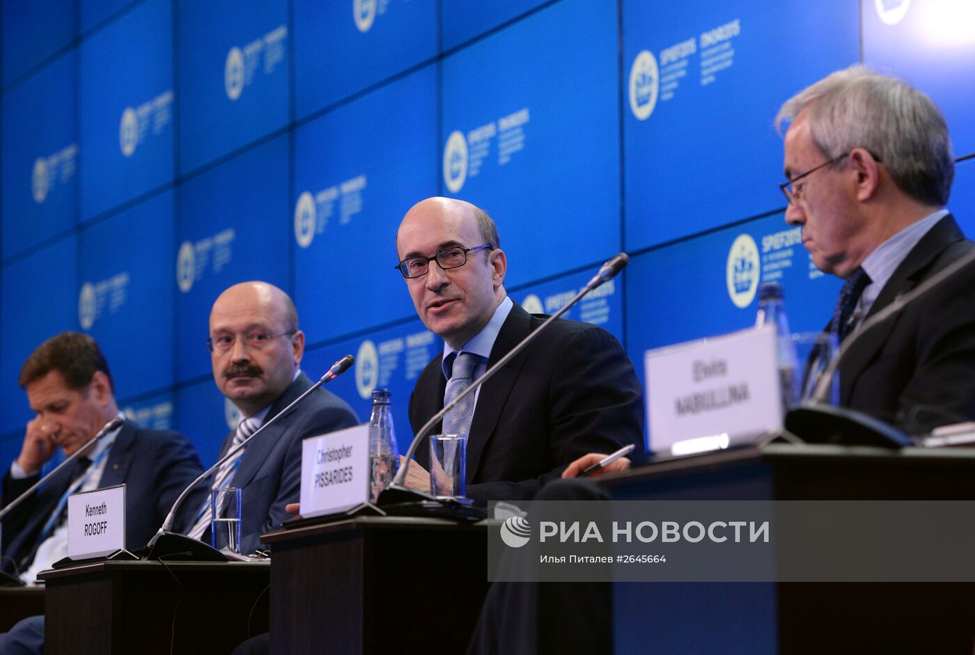 Панельная сессия "Вызовы денежно-кредитной политики: как одновременно снизить инфляцию, стабилизировать валютный курс и стимулировать экономический рост?" в рамках ПМЭФ 2015