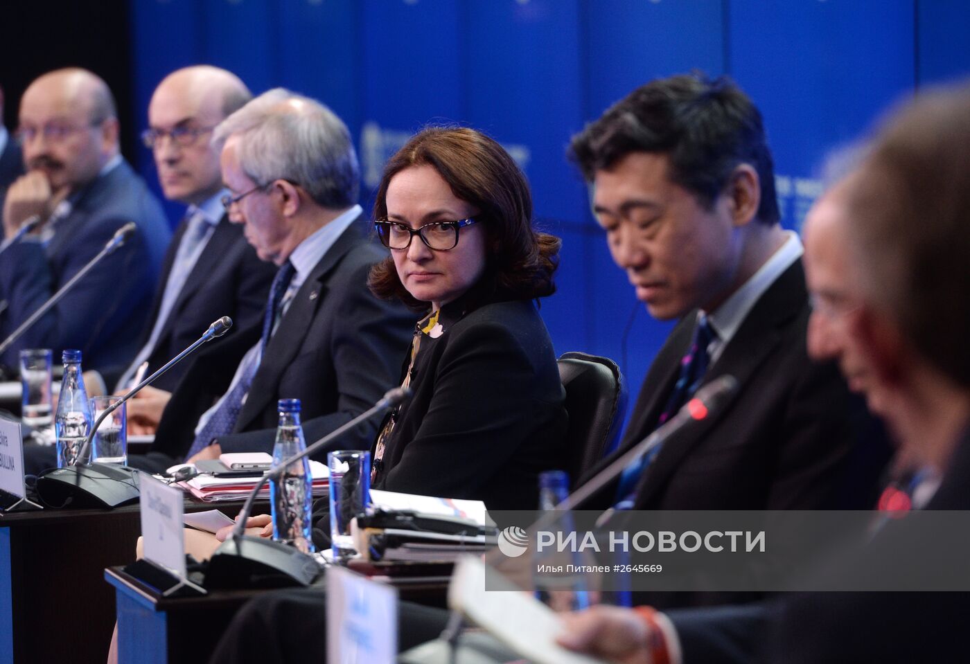 Панельная сессия "Вызовы денежно-кредитной политики: как одновременно снизить инфляцию, стабилизировать валютный курс и стимулировать экономический рост?" в рамках ПМЭФ 2015
