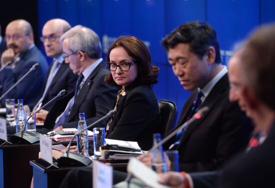 Панельная сессия "Вызовы денежно-кредитной политики: как одновременно снизить инфляцию, стабилизировать валютный курс и стимулировать экономический рост?" в рамках ПМЭФ 2015