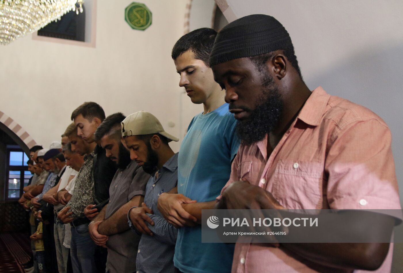Мусульмане во время священного месяца Рамадан в Симферополе
