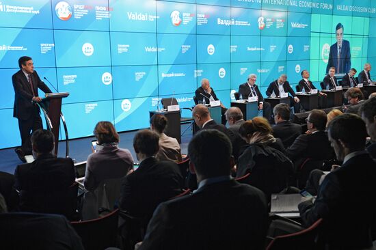 Сессия клуба "Валдай" "Экономическая взаимозависимость vs политическая обособленность" в рамках ПМЭФ 2015