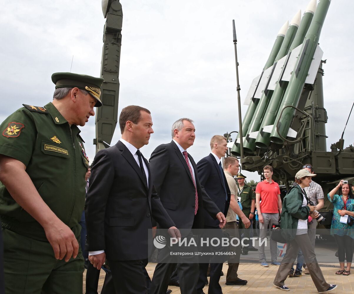 Премьер-министр РФ Д.Медведев посетил Международный военно-технический форум "Армия-2015"