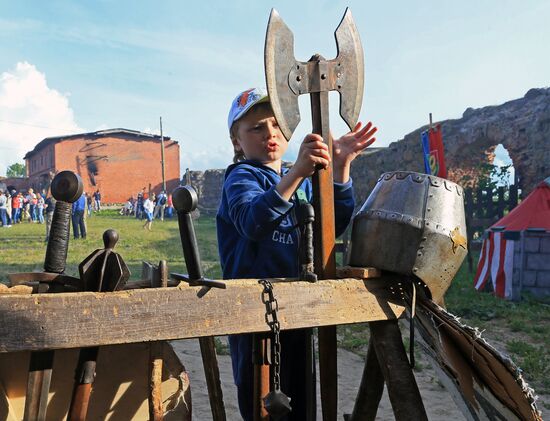 Замок шаакен дорф зеленоградск. Замок шаакен экстрасенсов. Битва экстрасенсов замок шаакен. Экстрасенсы замок шаакен ведут расследование. Замок шаакен экстрасенсов.