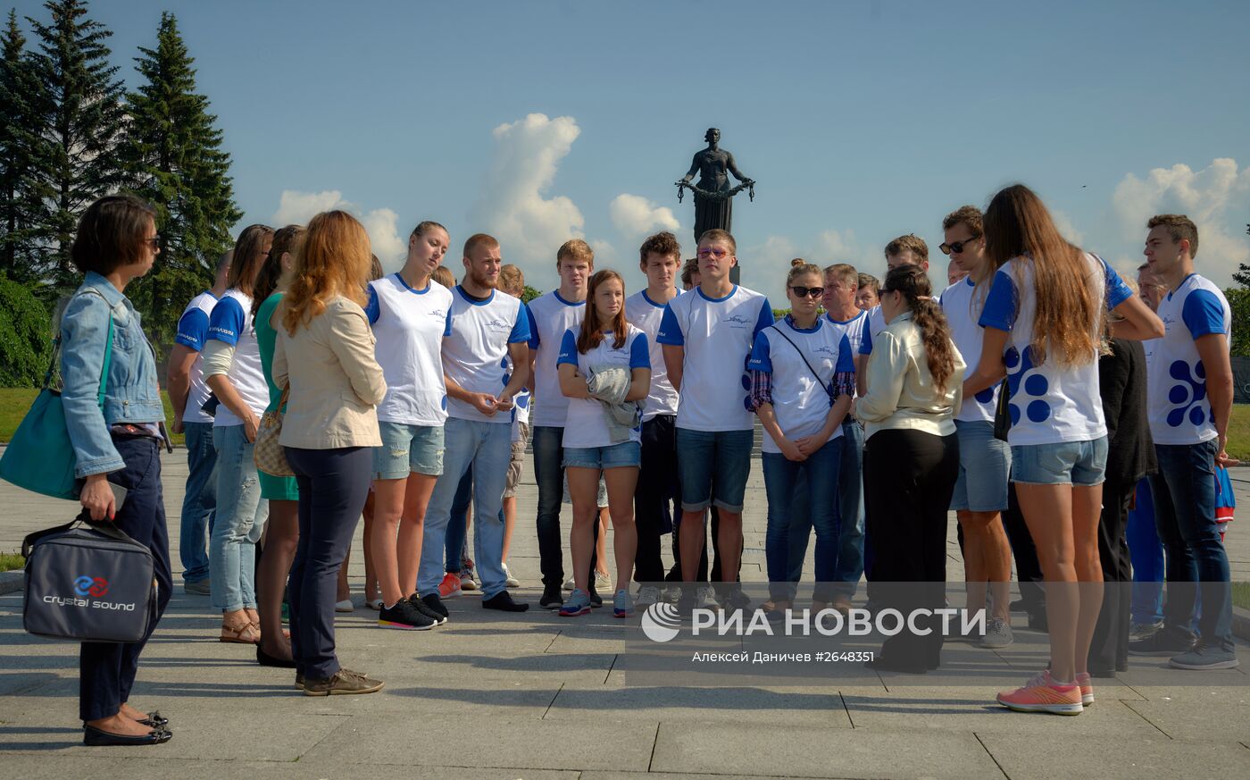 Сборная России по плаванию посетила Петергоф