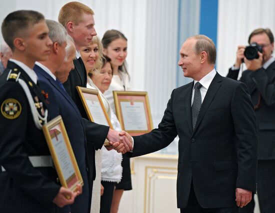 Президент России Владимир Путин вручил грамоты о присвоении звания "Город воинской славы"