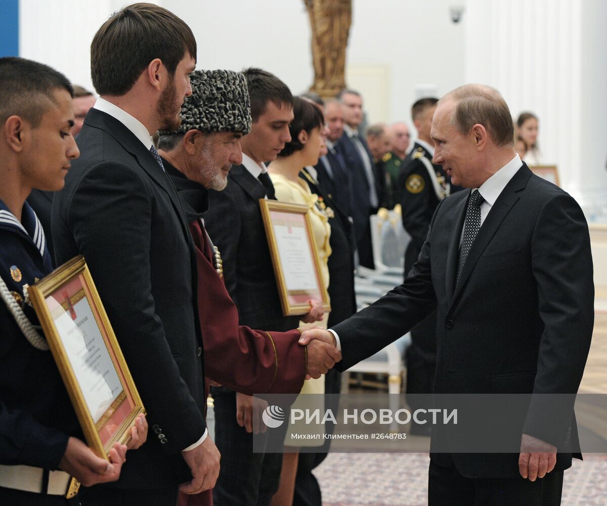 Президент России Владимир Путин вручил грамоты о присвоении звания "Город воинской славы"