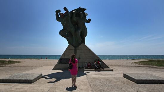 Памятник морякам-десантникам, установленный около города Евпатории