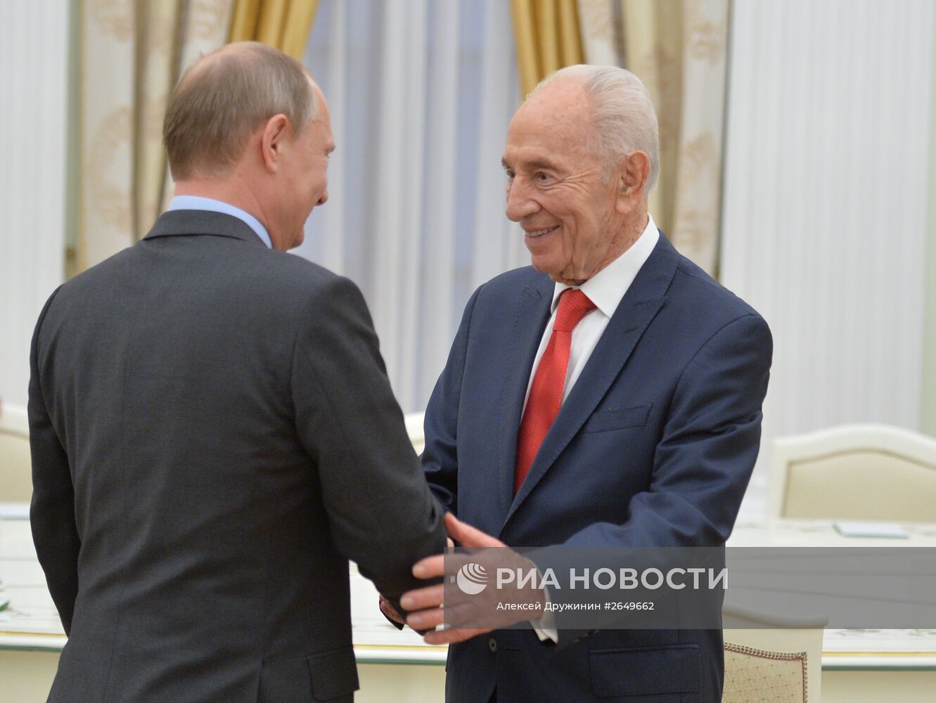Президент РФ В.Путин встретился с бывшим президентом Израиля Ш.Пересом