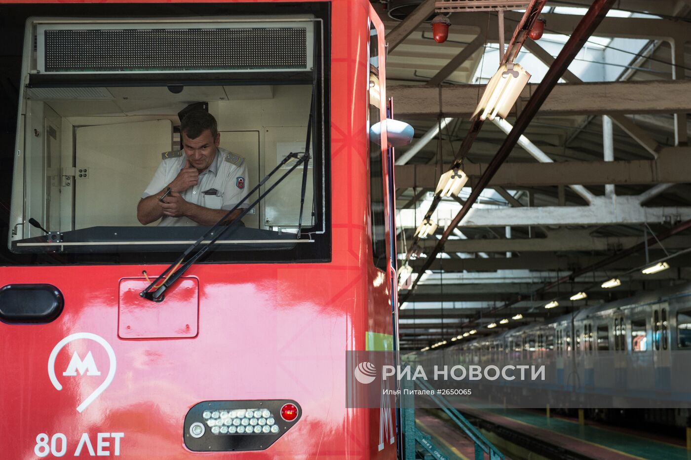 Демонстрация обслуживания систем кондиционирования в вагонах Московского метрополитена