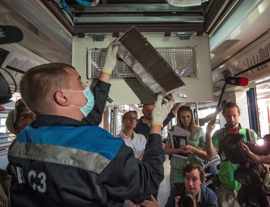 Демонстрация обслуживания систем кондиционирования в вагонах Московского метрополитена