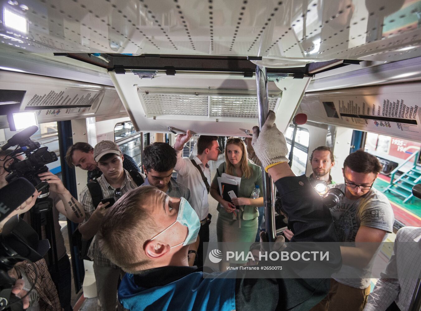 Демонстрация обслуживания систем кондиционирования в вагонах Московского метрополитена