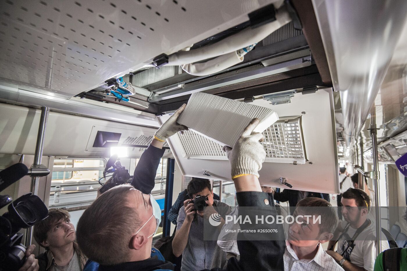 Демонстрация обслуживания систем кондиционирования в вагонах Московского метрополитена