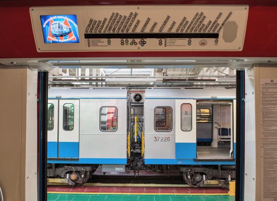 Демонстрация обслуживания систем кондиционирования в вагонах Московского метрополитена