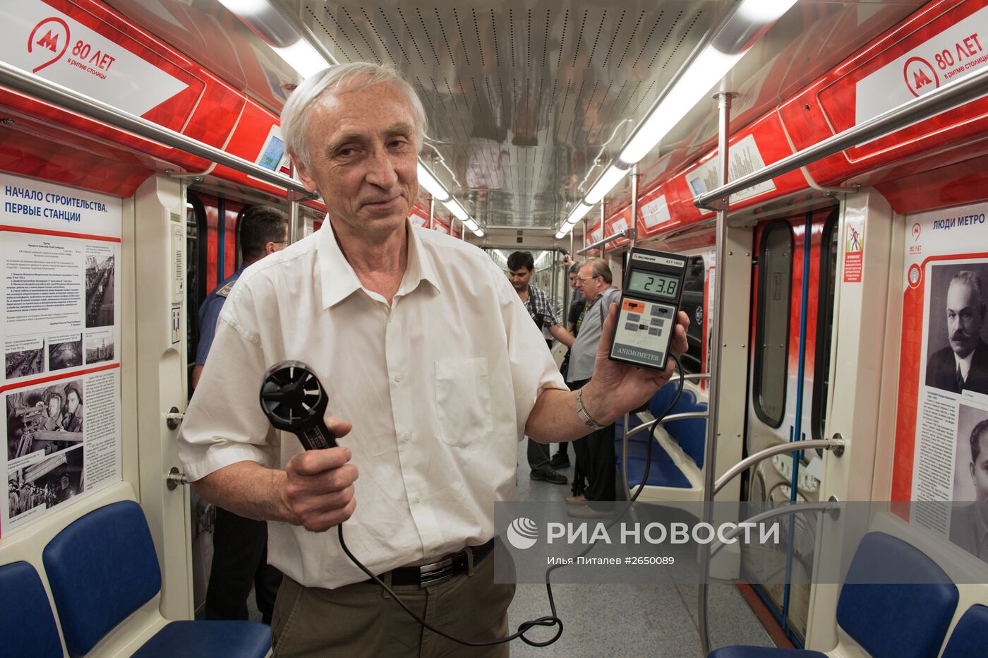 Демонстрация обслуживания систем кондиционирования в вагонах Московского метрополитена