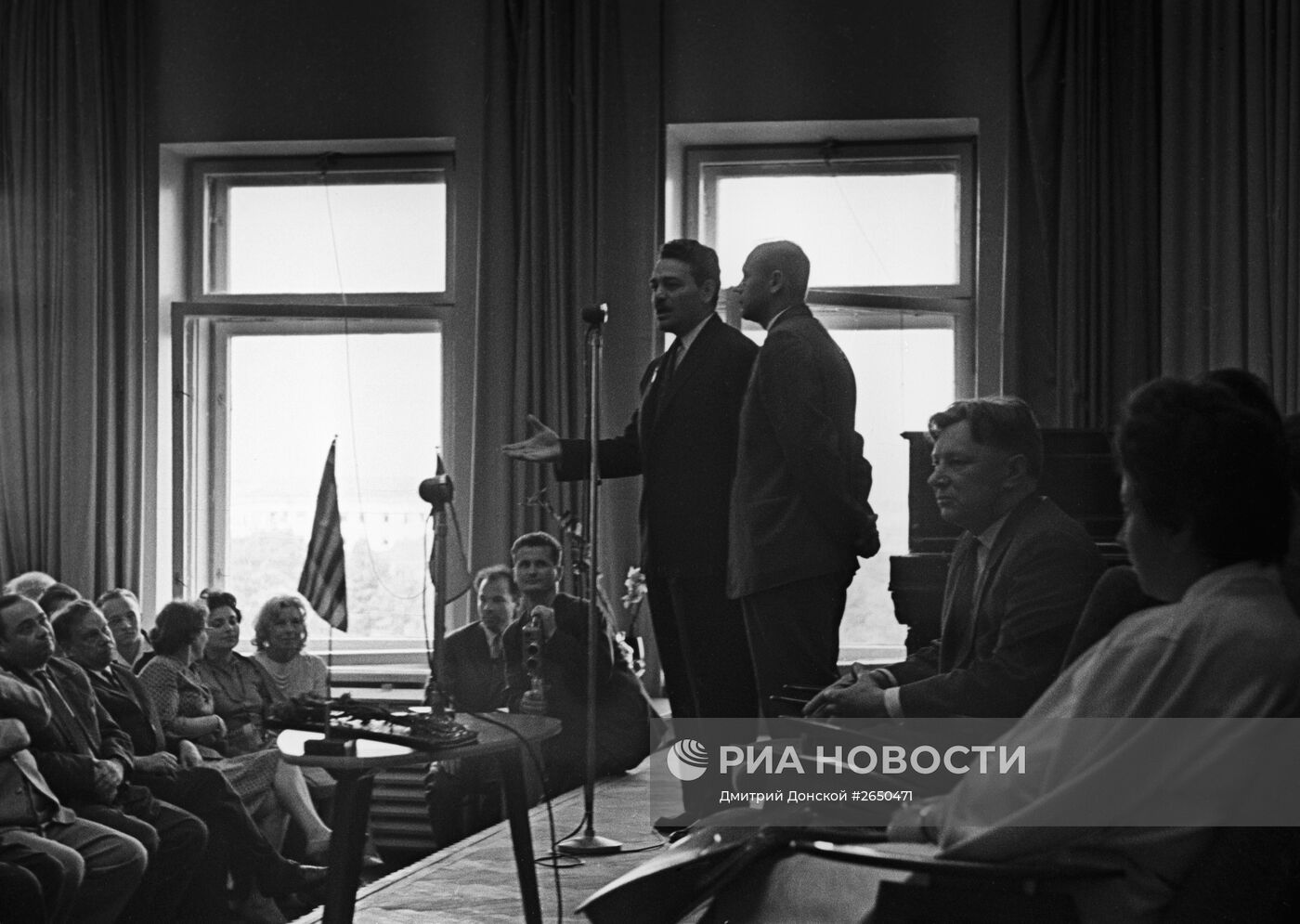 Политический деятель М.Глезос