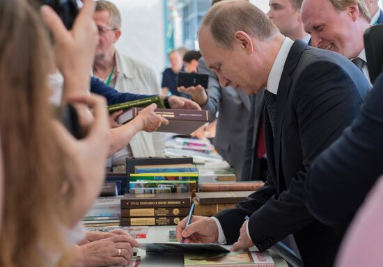 Президент РФ В.Путин посетил Московский фестиваль "Книги России" на Красной площади