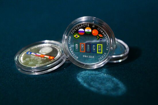 Банк России выпустил памятные серебряные монеты к саммитам ШОС и БРИКС в Уфе