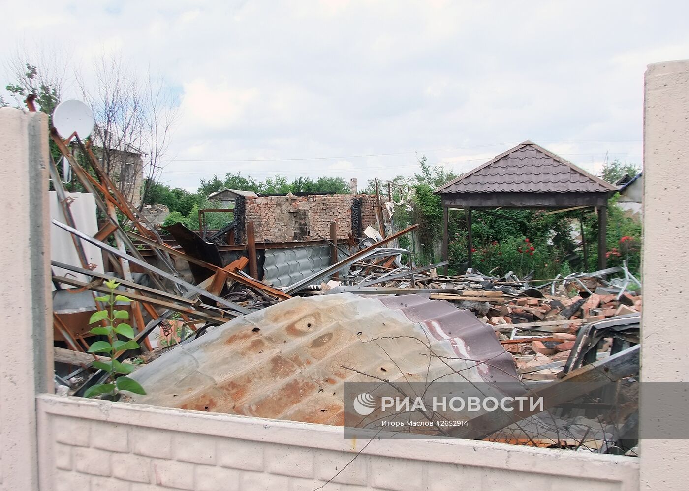 Последствия обстрела Октябрьского района Донецка