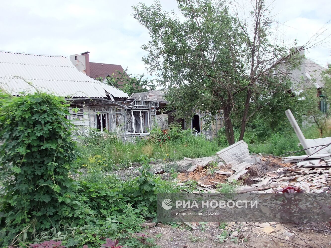 Последствия обстрела Октябрьского района Донецка